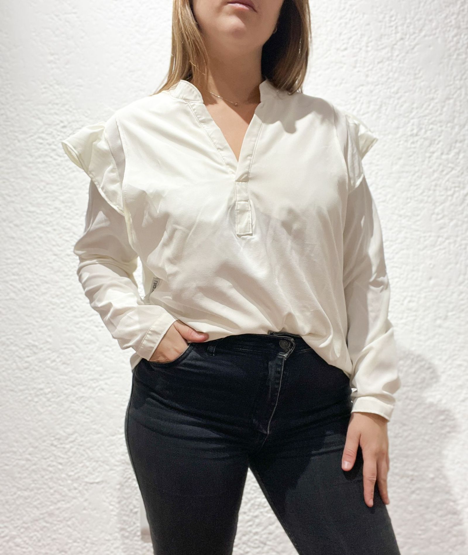 Camisa con volados modelo «Luli»