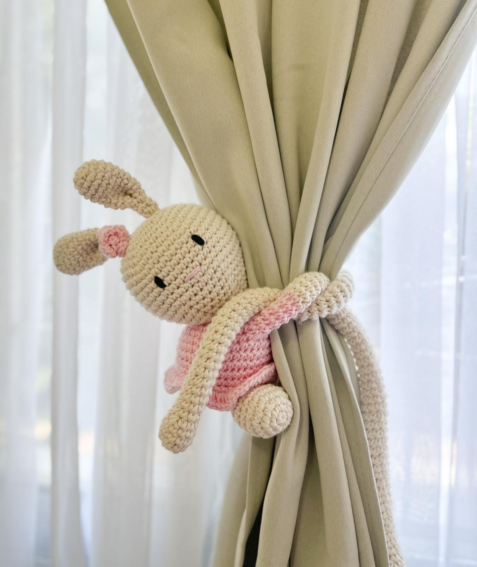 Conejo sujetador de cortina en crochet